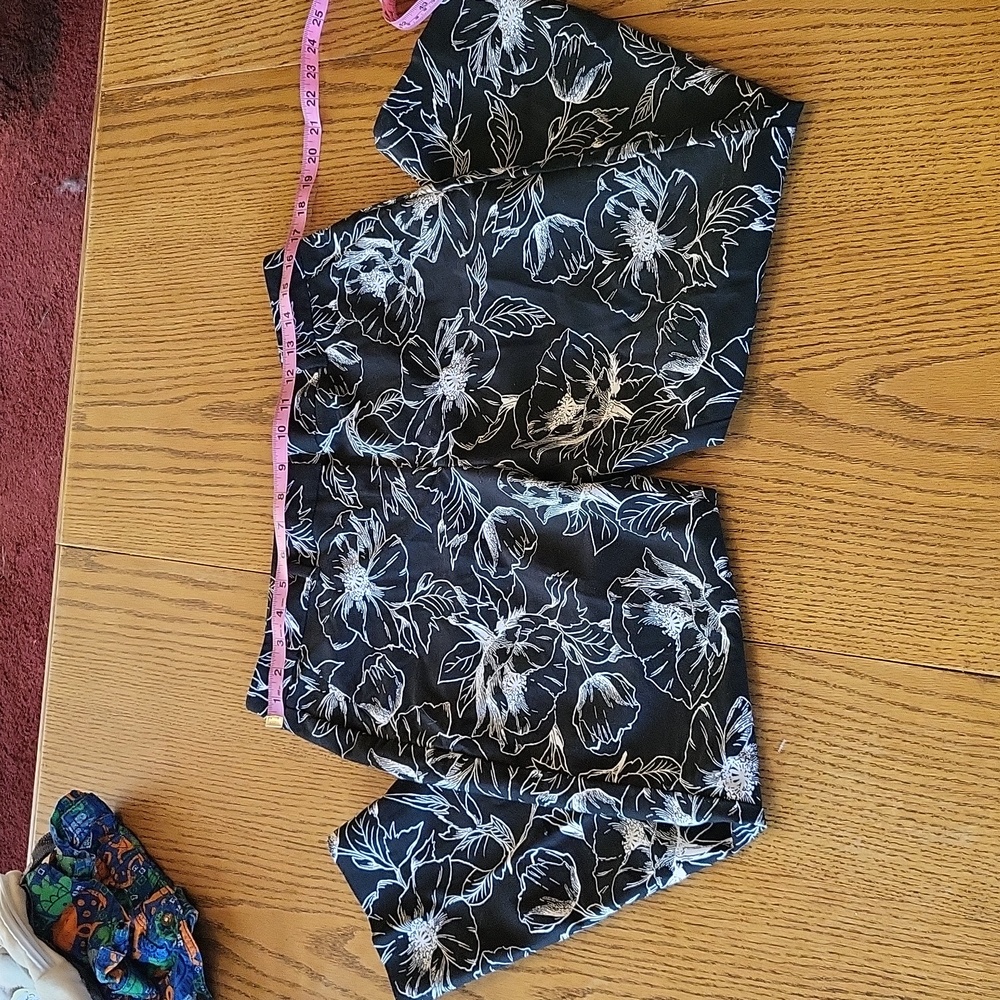 NWOT Whitehouse Black Market back and white floral Capri